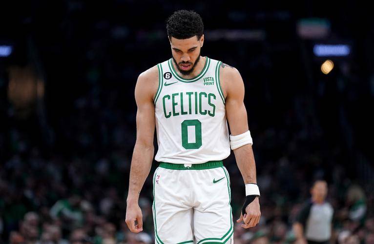 爱游戏体育-塔图姆连续三场比赛得分超过赛事规则更新，雄鹿挑战极限！的简单介绍